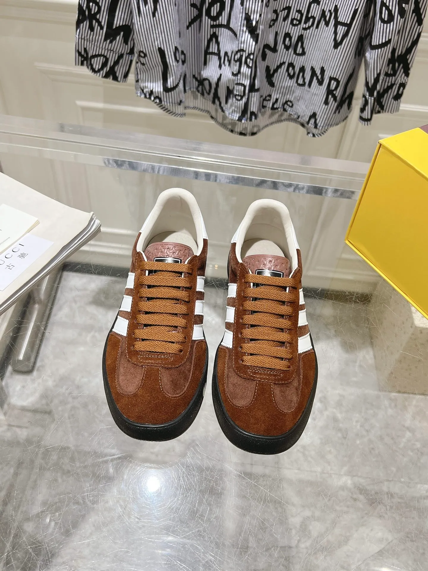 👟👟Ex-factory price 520👟👟Gucci&adidas joint limited edition couple's sneakers. A super nice joint casual sneaker with rich and bold colors! It showed everyone a completely different charm from the past! Combining retro style and youthful sports style to create a new aesthetic! Vitality yet stylish at the same time! ! Upper - made of cowhide, cowhide, cloth. Lining - sheepskin lining for foot pads. Sole - original open-molded beef tendon non-slip and wear-resistant outsole. Size: 35-47 (couple style)